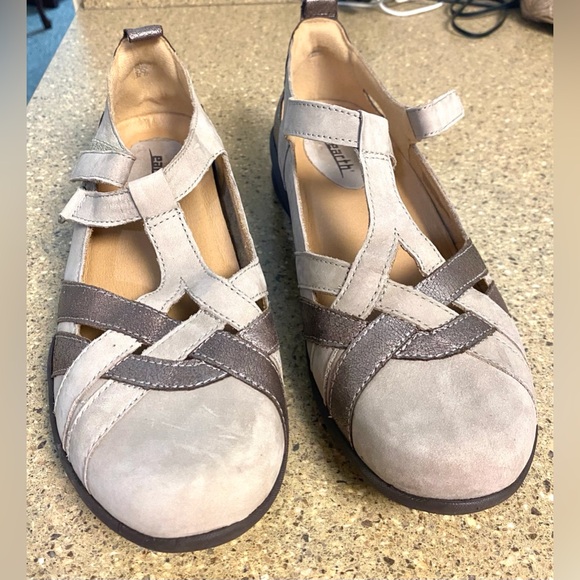 NWT Earth Women's Gray and Brown Flats genuine leather very comfortable. - Picture 7 of 8
